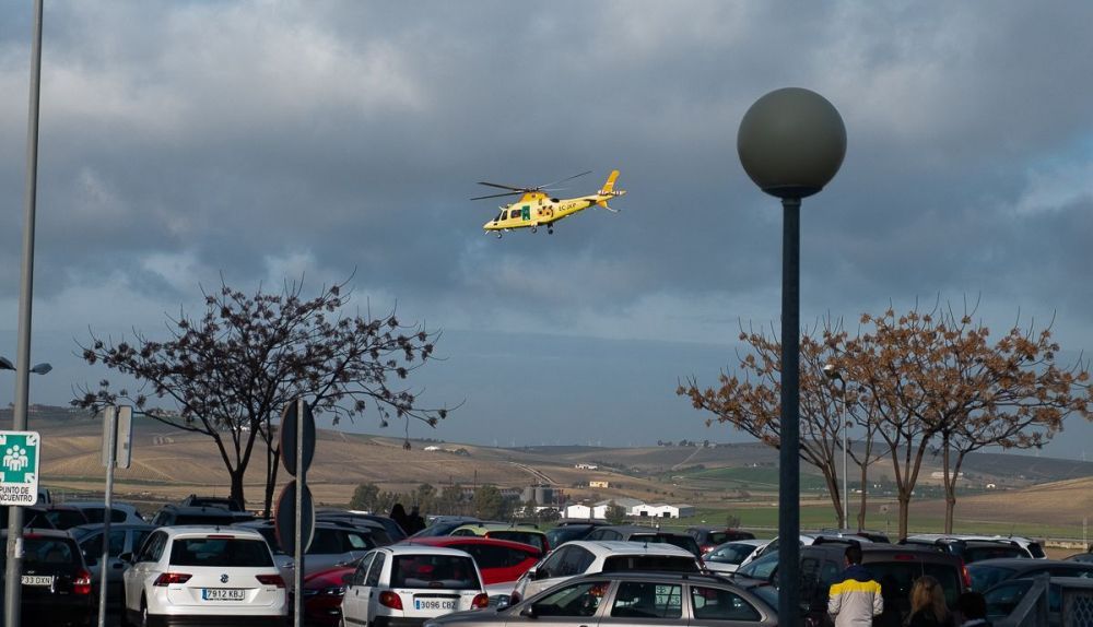 Un helicóptero de emergencias sobrevuela el Hospital de Jerez. Candela Núñez